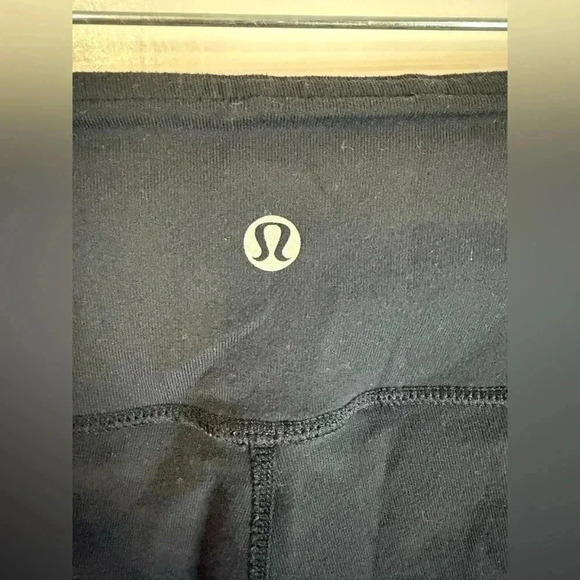 Lululemon Women’s Black Groove Cropped Waistband Luon Capris - Size 4 - Picture 4 of 6